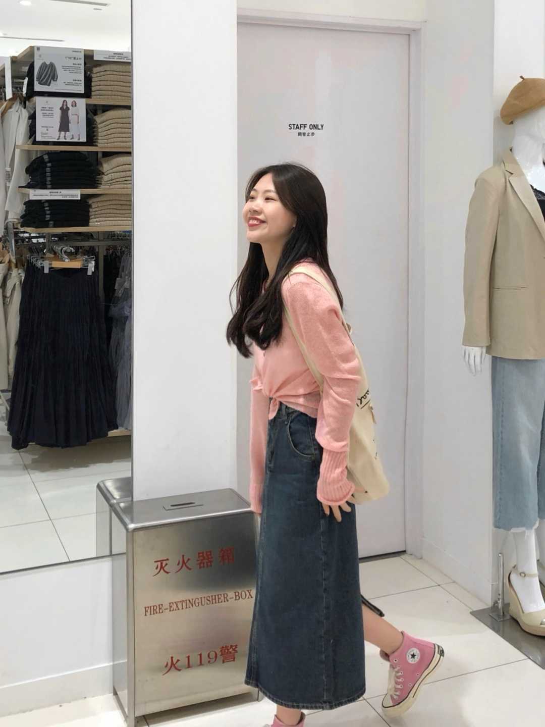 qq秀 开春不知道怎样穿?用粉色毛衣搭配这几条下装,真的封神了