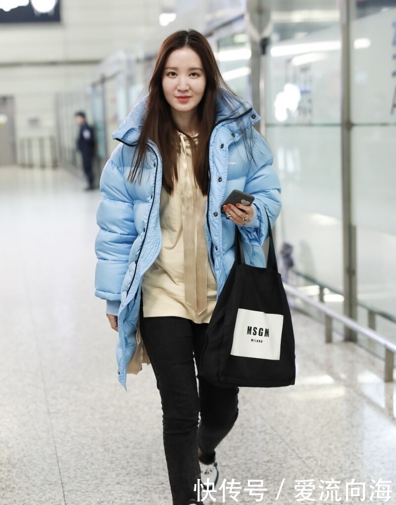 长款|秋冬怎么穿更保暖?试试“长款羽绒服+裤子”,保暖时髦又显高