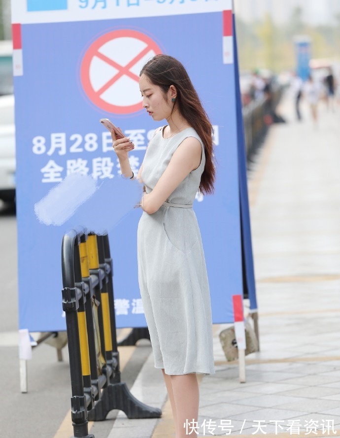 长裙|“长裙加身”,伫立街头,有的人用背影就可以“征服”你