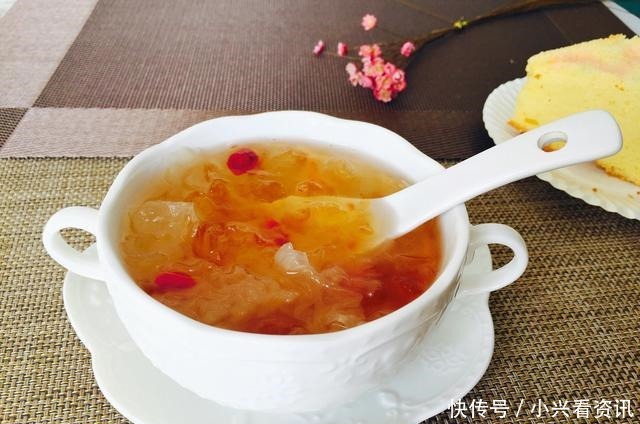 银耳和它俩一起熬，坚持1个月，色斑变淡了，皮肤变得白皙水嫩！