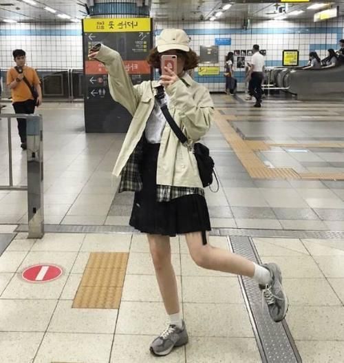 运动鞋|卫衣+裙装好看又温柔，小个子这样穿显可爱，小姐姐尽显甜美范