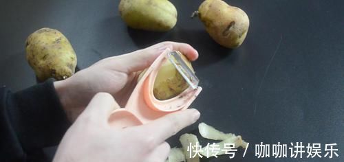 养花怎么补偿营养水 用它泡一泡浇花, 浇过的花油绿直冒芽, 很实用