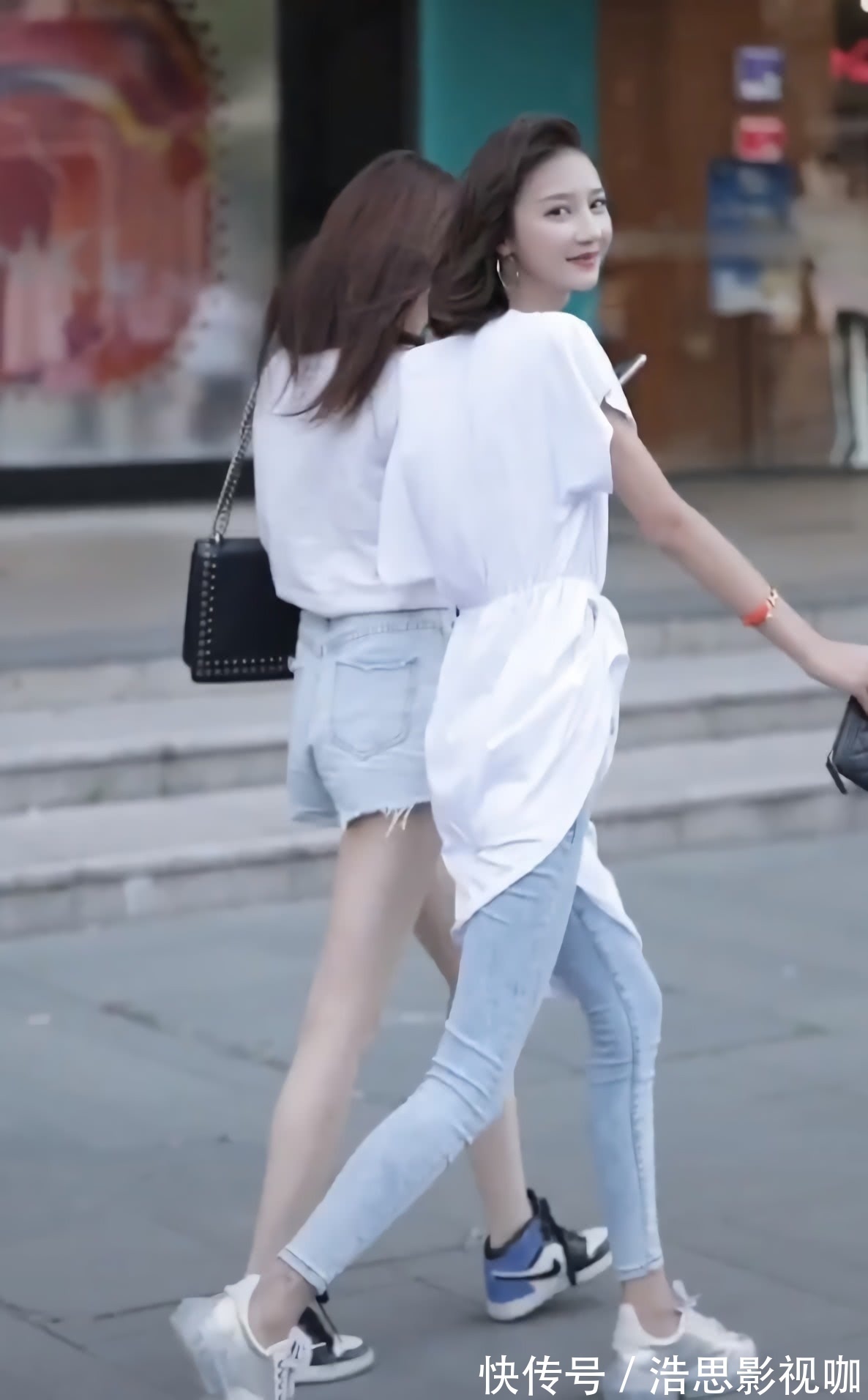 穿搭 别只会撩裤脚了,现在“撩裙子”更显高,不过要配牛仔裤才敢出门