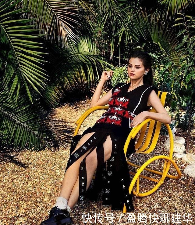 泰迪|赛琳娜美得高调!穿泰迪大衣搭红色连体裤,烫波浪卷发尽显女神范