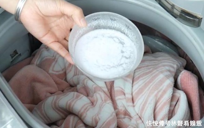 洗衣机|洗床单时水里倒一碗“它”，不管床单多脏多旧，洗完立马干净如新