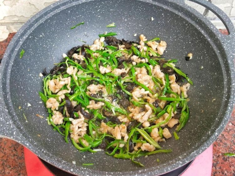 家常猪肉青椒盖饭，自己做一点也不难，饭菜一锅出