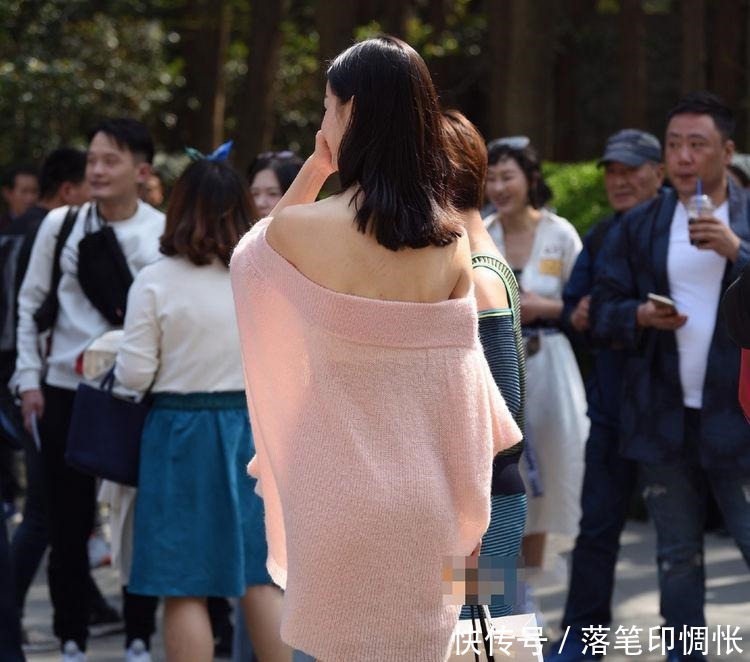 街拍 粉色抹胸毛衣让美女成了镜头的焦点!