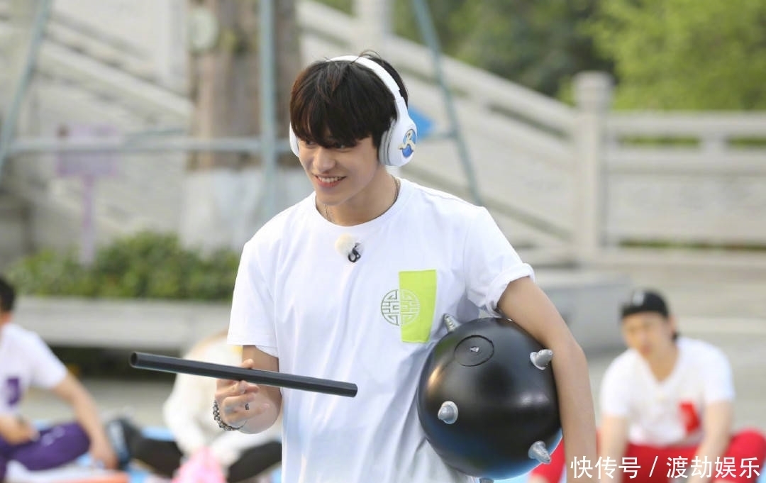 黄旭熙|《奔跑吧》暖男黄旭熙!节目外帮baby辟谣,节目中帮baby化解尴尬