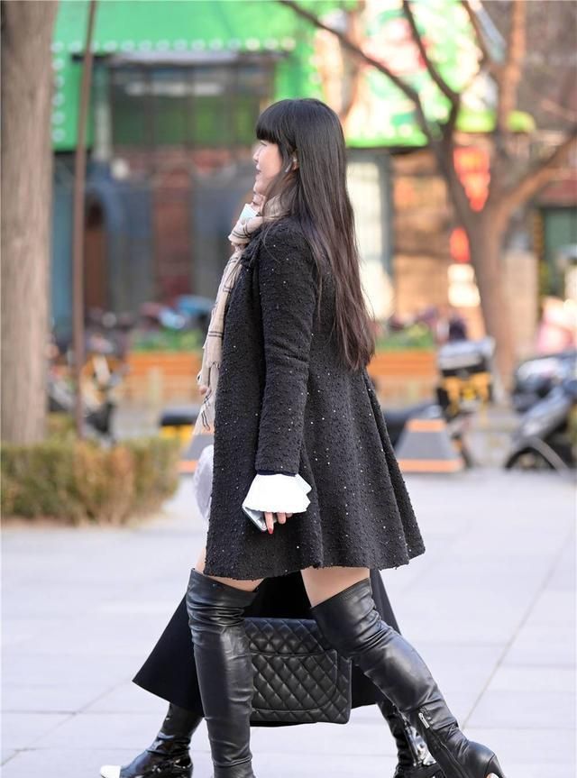 适合|冬季适合穿着过膝靴,还是高跟款式更显身材,你觉得呢?