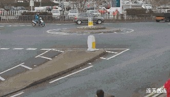 |搞笑GIF:妹子你是真会玩,摔下来的那一刻肯定后悔了吧!