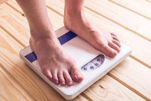 标准体重|50岁的女士体重标准出炉,胖点好还是瘦点好?这4点或能控制体重