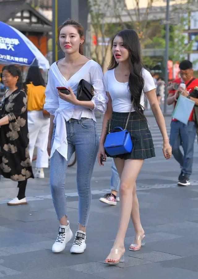 穿搭|美女街拍:“A字裙”大势已去,也该收一收了,这样穿时髦又接地气!