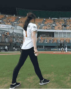 |搞笑GIF:大哥哭着哭着就把美女挤跑了,大妈尴尬了