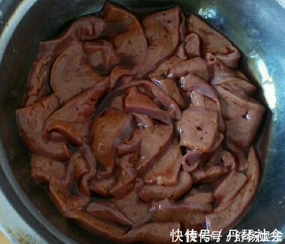 翻炒均匀|炒猪肝滑嫩有技巧，学会这个腌制猪肝的方法，炒的和饭店一样好吃