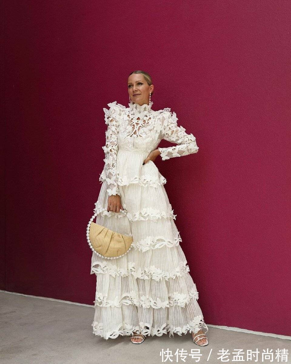 蝙蝠翼 2022 年 40 年后的女性时装:女性化和时尚的模特