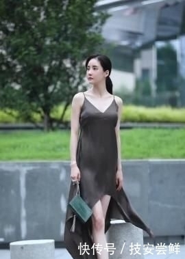 修身背心搭配牛仔裤,时尚又奢华,彰显女人的独特魅力