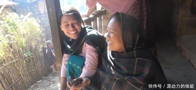 一个菜|尼泊尔农村酒席,非常简单,正餐只有一个菜,零食吃鸡肉