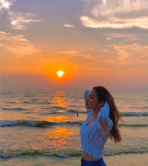 云南昆明捞鱼河湿地公园现惊艳夕阳 夕阳余晖下的姑娘美出天际