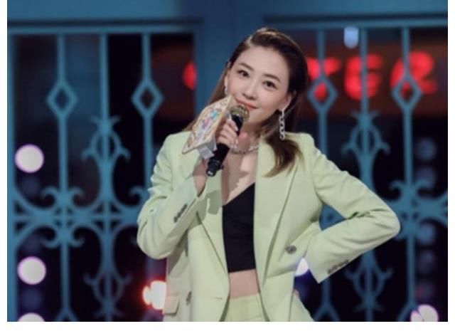 姐姐脱口秀自嘲自勉