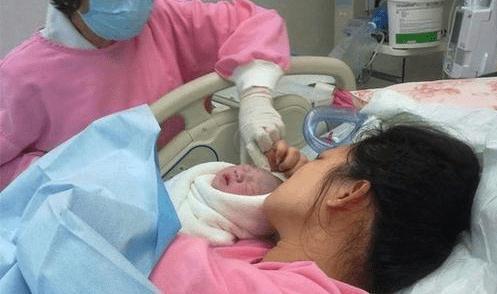 孩子|娃娃出生后只顾着笑,奶奶一巴掌将孩子打哭,医生却夸赞打得对