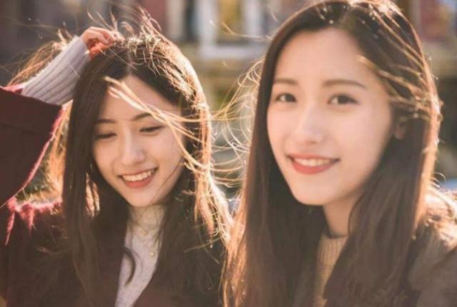 重逢|走散20年的双胞胎姐妹,再度重逢却差距悬殊,不似姐妹更像母女