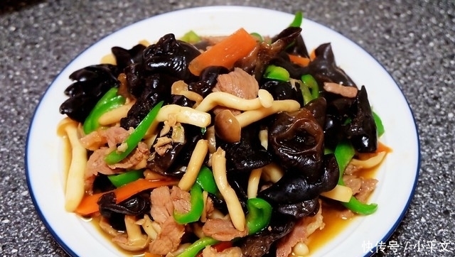 父女俩去登山,妈妈在家做了一桌菜等着,四菜一汤,营养美味