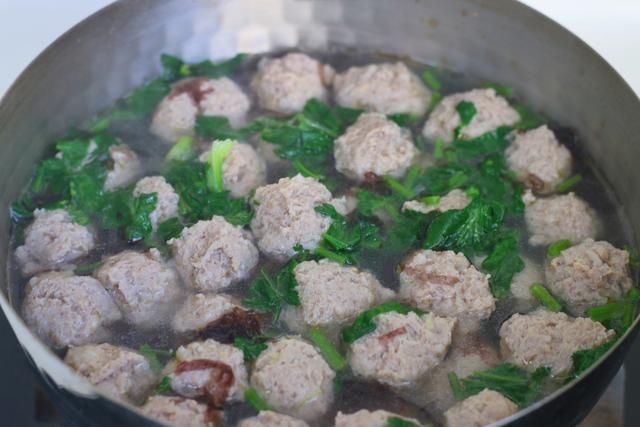 煮肉丸紫菜汤,不要加淀粉和鸡精了,肉丸嫩汤鲜美,诀窍公开