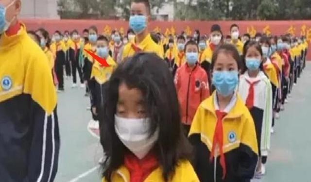 写作业|“狂野女孩”火了,因通宵写作业,第2天发型成亮点,好笑又心疼