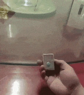 |搞笑GIF:妹子,这头卡的进不来出不去,好无奈啊