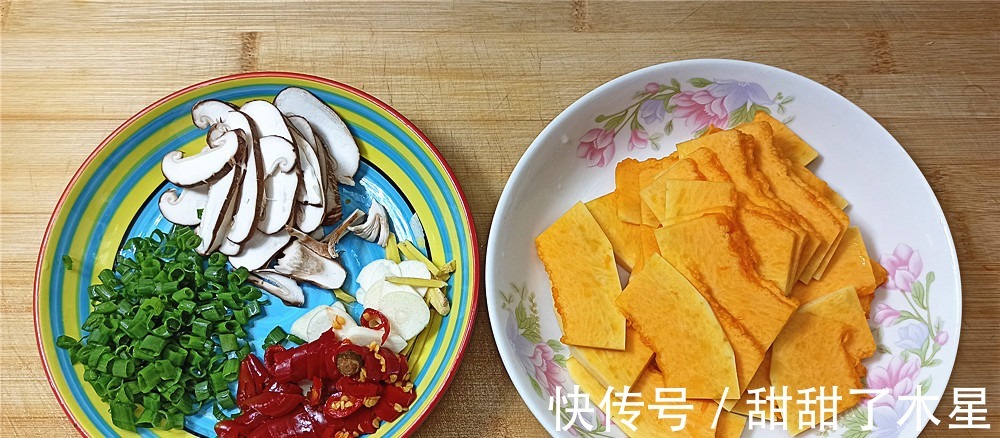 香菇|天热没有胃口给家人做一碗“金汤鸡丝面”,味道酸辣特别好吃!