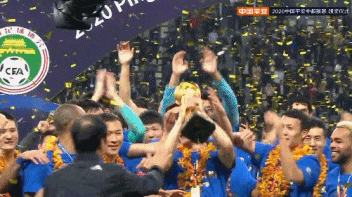 恶作剧|足协掌门被抢风头！国足门将恶作剧抢奖杯，被陈戌源笑着拍了一掌
