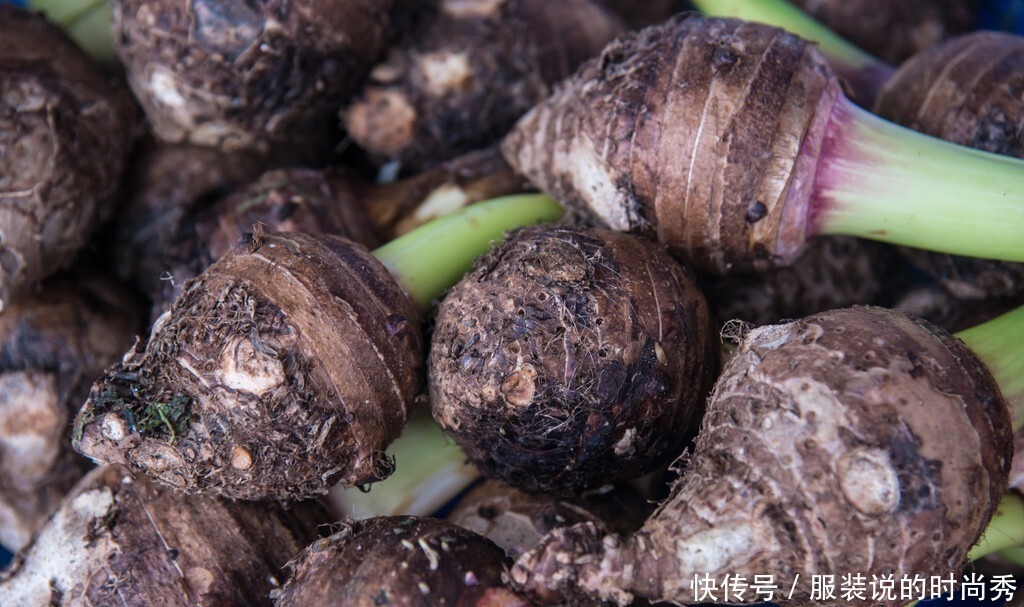 小孔|怎样才能挑到又粉又糯的芋头菜贩子教我5招，个个粉糯，很实用
