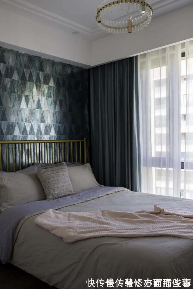 客厅|180平现代风三居室,黑白配的斑马纹茶几是客厅的亮眼的存在