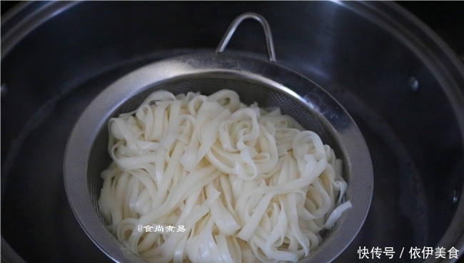 面条此做法,比隔壁面馆的味道还香,特简单,家人问我加了啥?