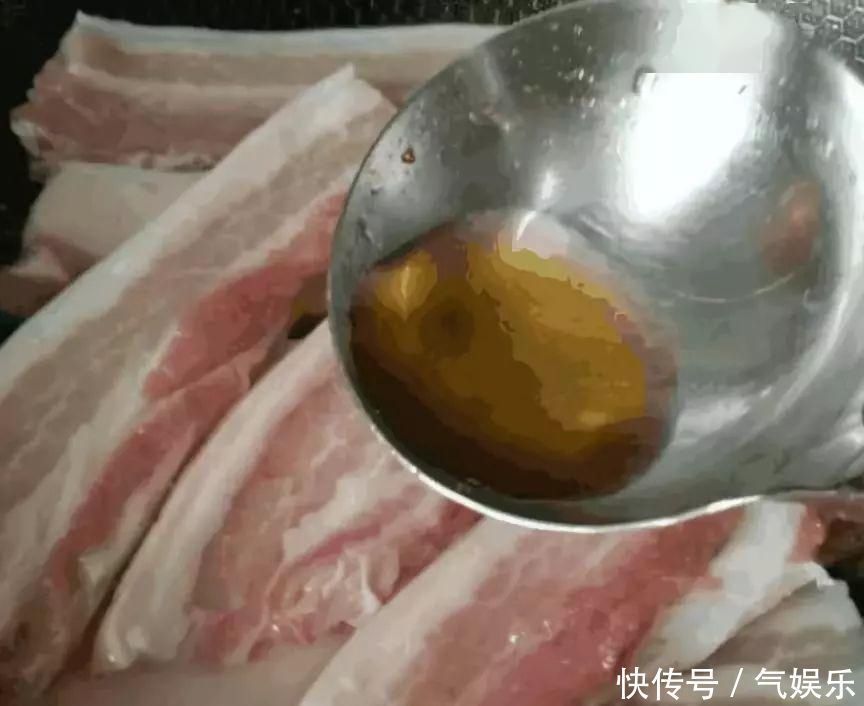 五花肉别再红烧了,教你个特色吃法,一顿三斤不够吃