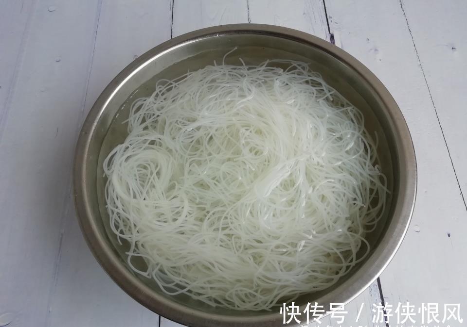 鲜香|炒粉丝时,牢记3个技巧,鲜香爽口不结块,比饭店的还好吃!