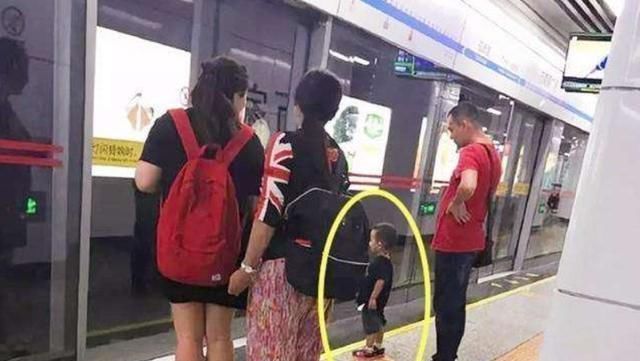 父母|3岁男孩火车上喊饿,宝爸超素质行为让乘客夸赞这才是高级炫富