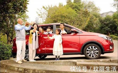 赡养|哥哥吃独食,弟弟讨食的举动萌化了,网友:混口吃的不容易啊