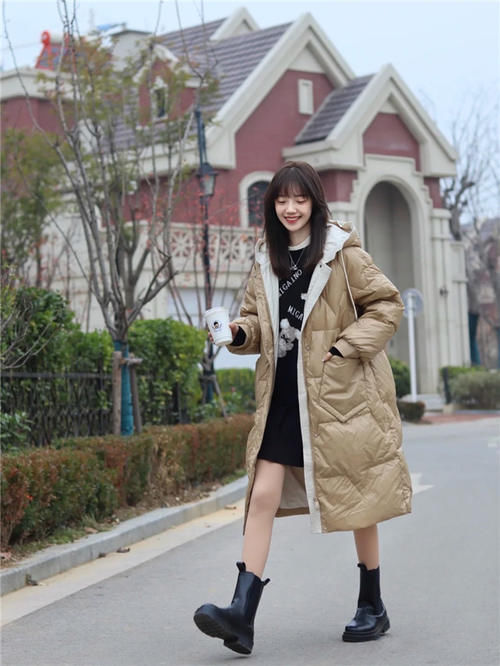 羽绒服“越长越时髦”！今年流行这3种，保暖显瘦，还为气质加分