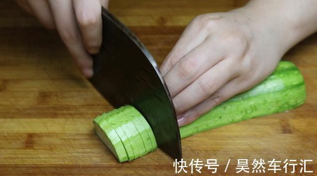 大蒜|西葫芦秘制做法，教你简单一做，营养不流失，拿大肉都不换