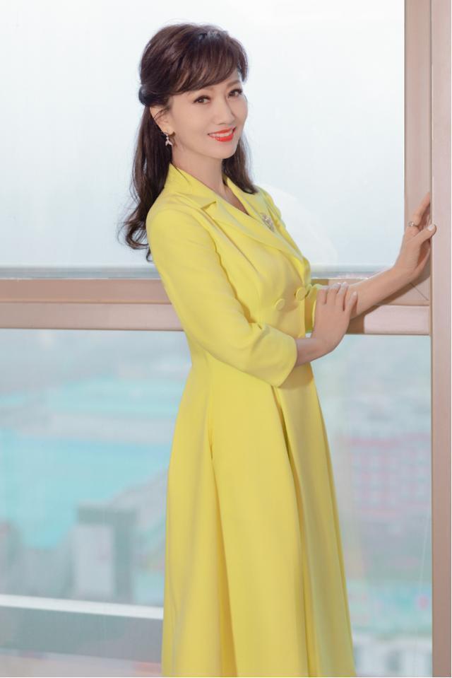 女人上了年纪,穿衣打扮尽量避免这4种“老龄色”,显老还掉档次