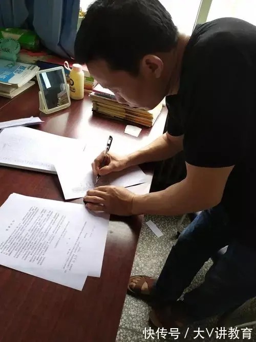 孩子|家长签名意外走红,老师连连赞叹:有这样的家长难怪孩子成绩好