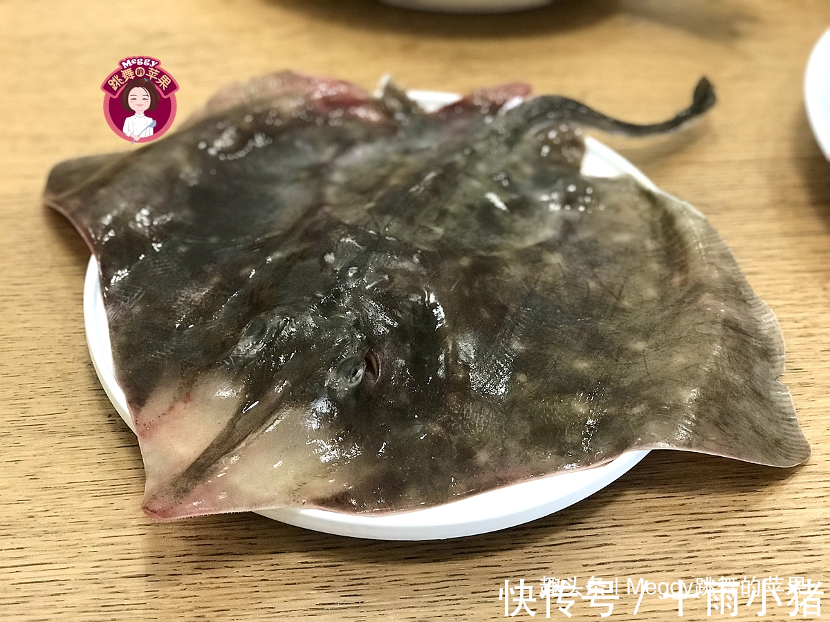 这鱼被称“老板鱼”,是魔鬼鱼的亲戚,全身无刺,鲜美不舍得挪筷