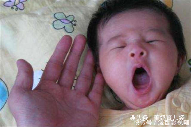 小姨|宝宝经常“伸懒腰”,母亲不当回事,学医的小姨却十分在意