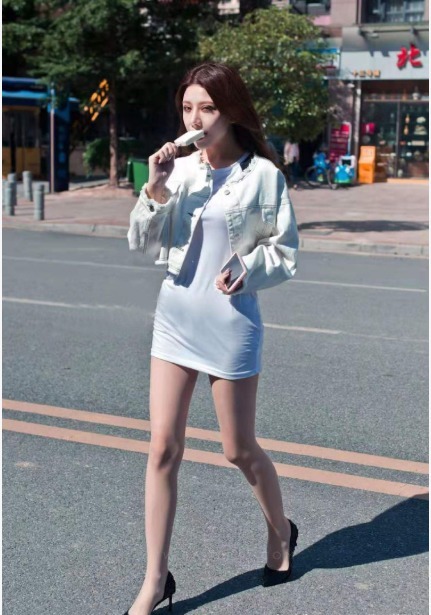 简洁|长款白色T恤裙搭配黑色高跟鞋, 简洁大气, 气质感满满