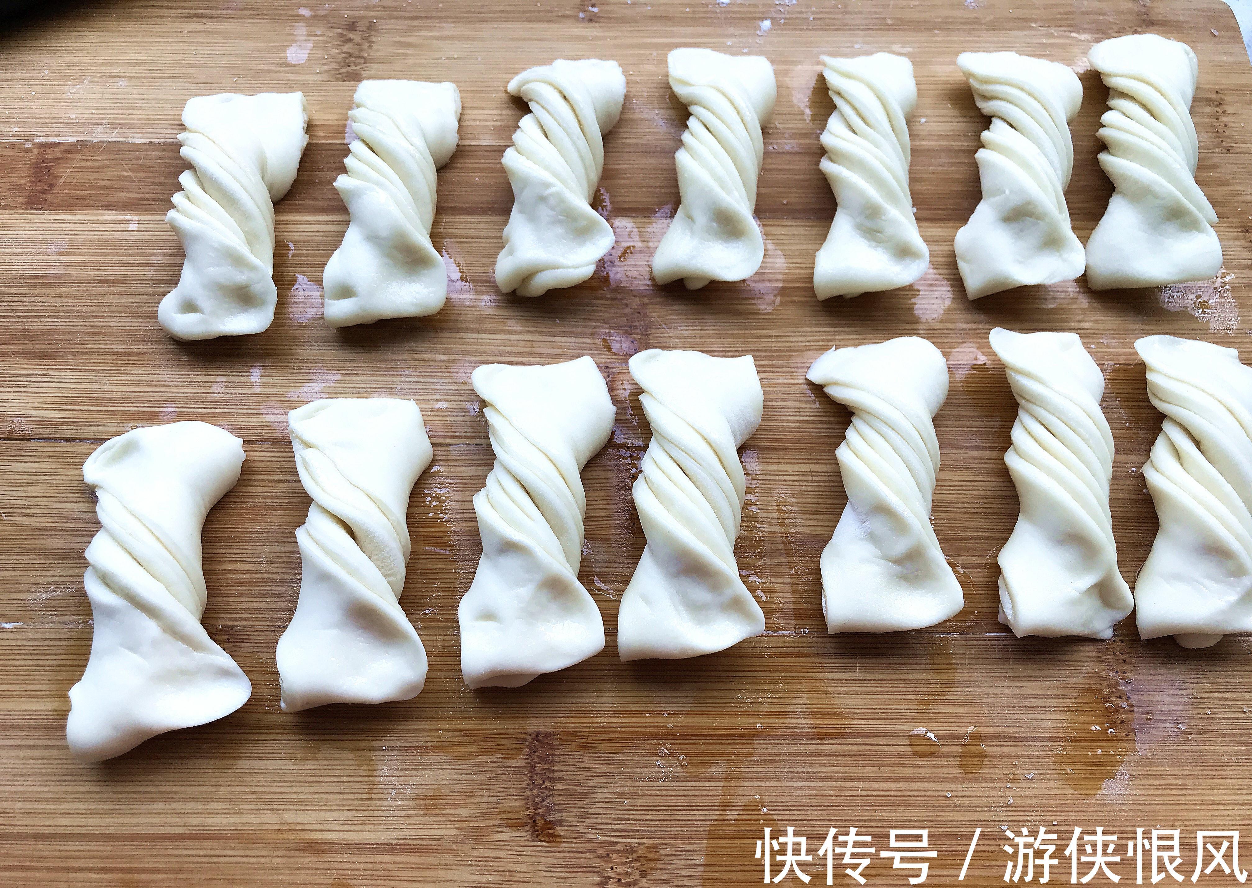 82岁奶奶教你做碱面小花卷,一层一层撕着吃,越吃越香,特简单