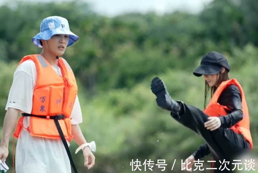 功底|金晨玩漂流靴子進水，看清她那花式倒水的動作，舞蹈功底不服不行