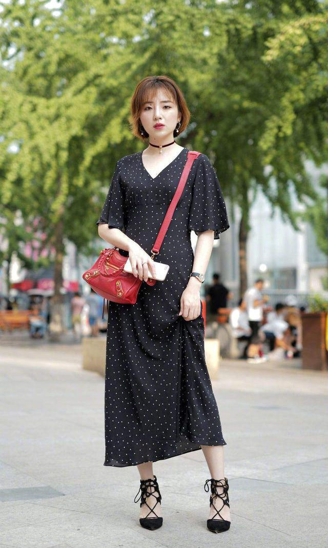 街拍:小美女黑色的穿搭风格,凸显出美女的优雅气质,真养眼