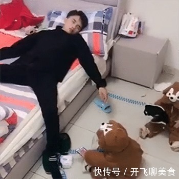 三胞胎|妈妈有事出门,爸爸在家照顾3胞胎,却反过来被3胞胎“照顾”