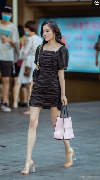 成熟女人喜欢黑色连衣裙,修身显瘦易搭配,轻松穿出精致感